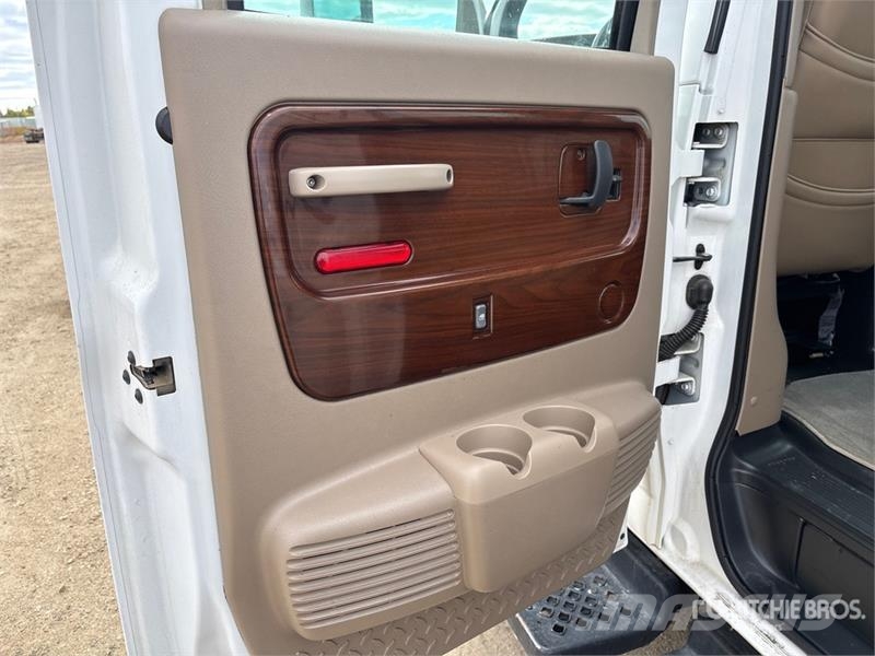 Chevrolet C4500 Chariot 4x2 Crew Cab Versatile Hauler Truck Тягачі