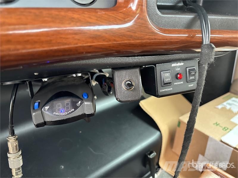 Chevrolet C4500 Chariot 4x2 Crew Cab Versatile Hauler Truck Тягачі