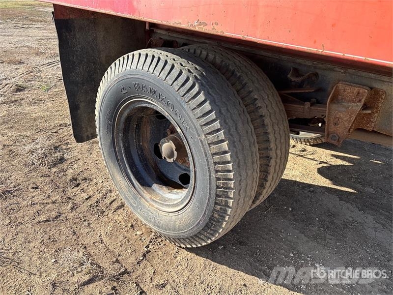 Chevrolet C60 4x2 Grain Truck (Inoperable) зерновозы