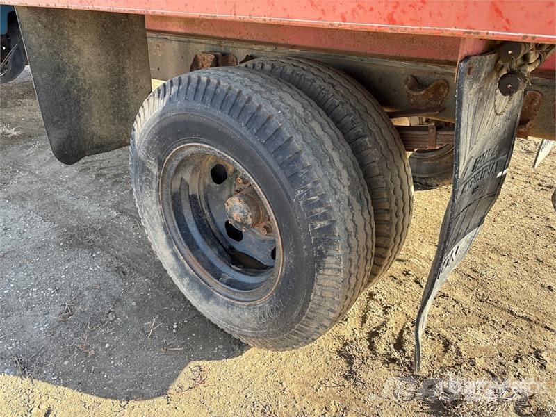 Chevrolet C60 4x2 Grain Truck (Inoperable) зерновозы