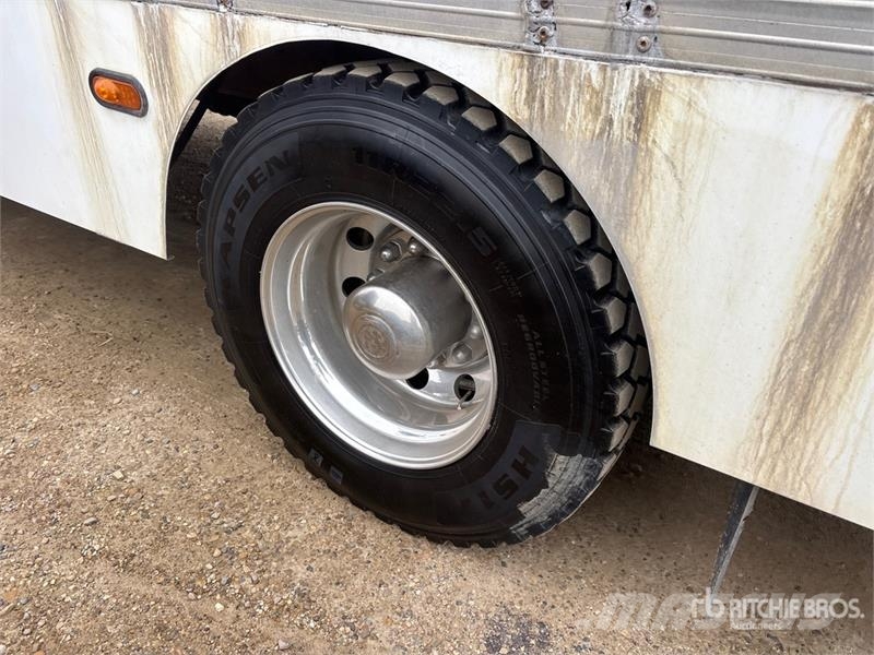 Chevrolet C7500 4x2 Van Truck Skapbiler