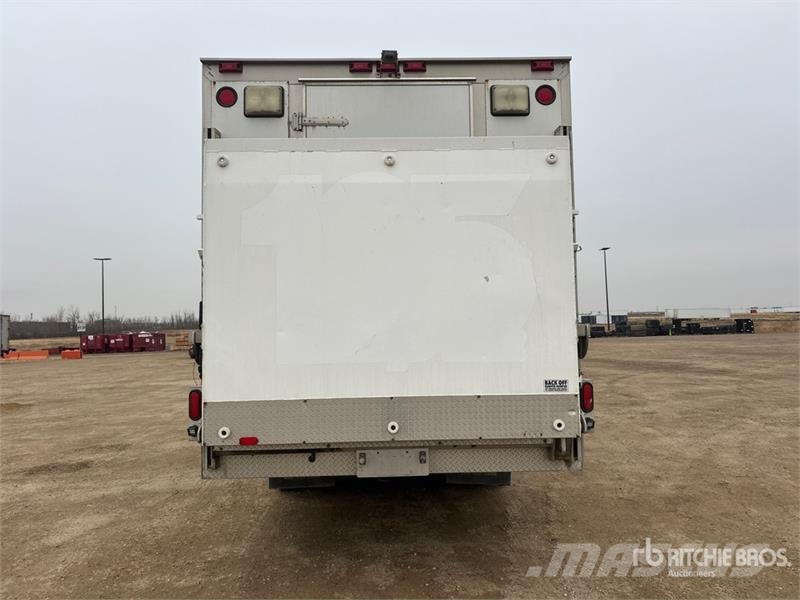 Chevrolet C7500 4x2 Van Truck Skapbiler