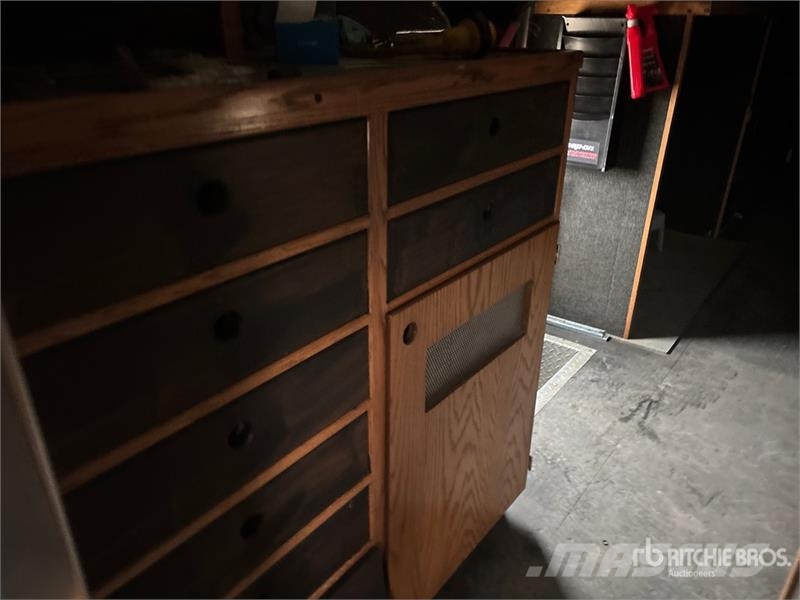 Chevrolet C7500 4x2 Van Truck Skapbiler