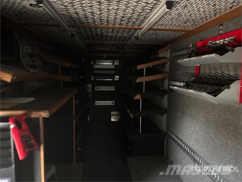 Chevrolet C7500 4x2 Van Truck Skapbiler