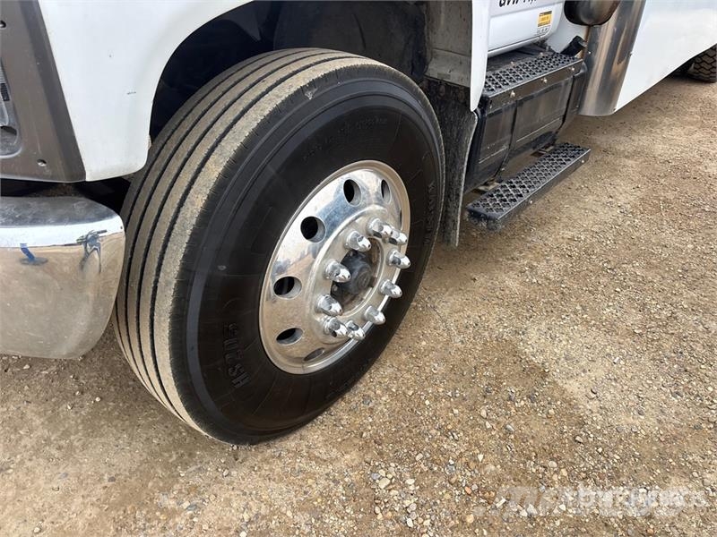Chevrolet C7500 4x2 Van Truck Skapbiler