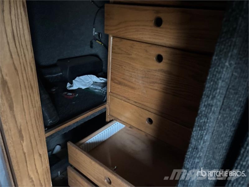 Chevrolet C7500 4x2 Van Truck Skapbiler