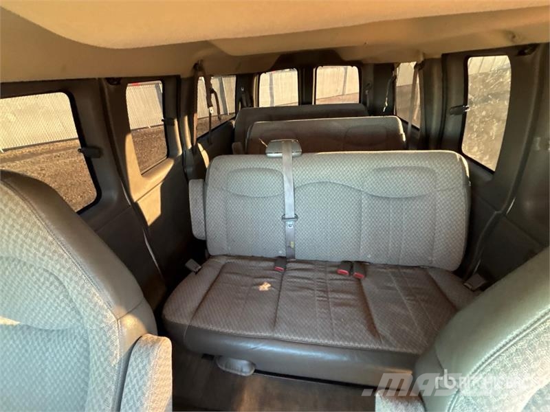 Chevrolet Express 11 Passenger Van パネルバン