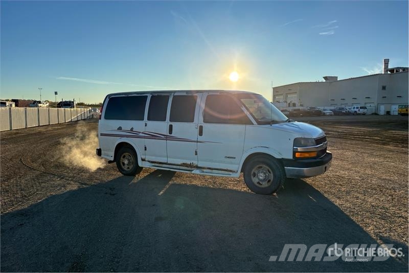 Chevrolet Express 11 Passenger Van パネルバン