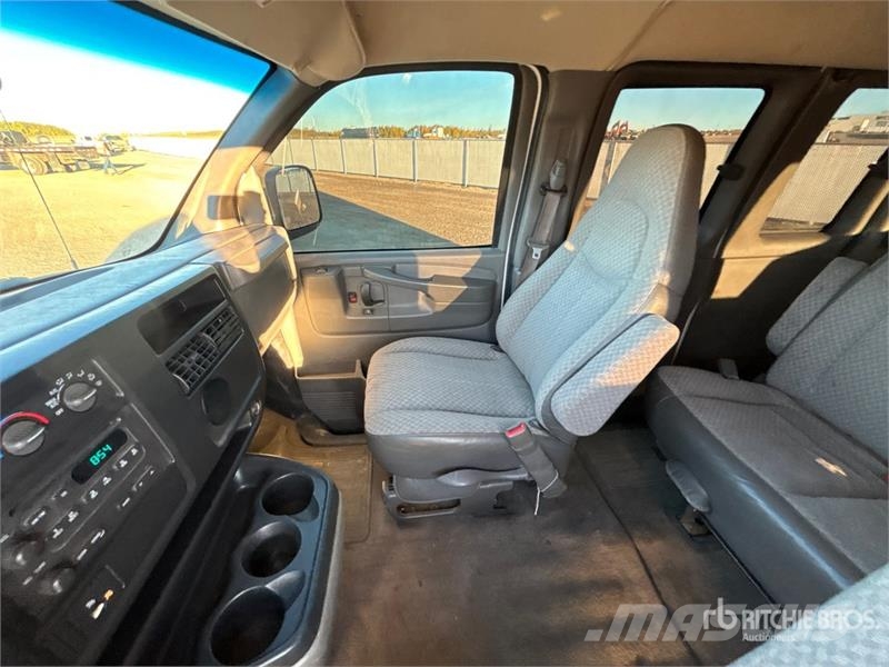 Chevrolet Express 11 Passenger Van パネルバン