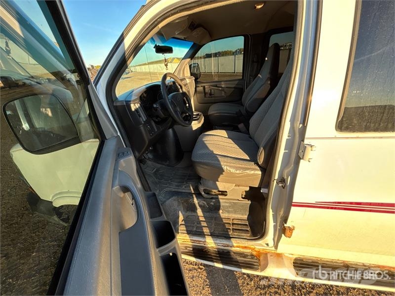 Chevrolet Express 11 Passenger Van パネルバン