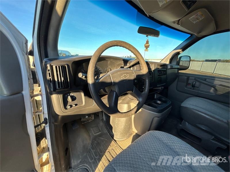 Chevrolet Express 11 Passenger Van パネルバン