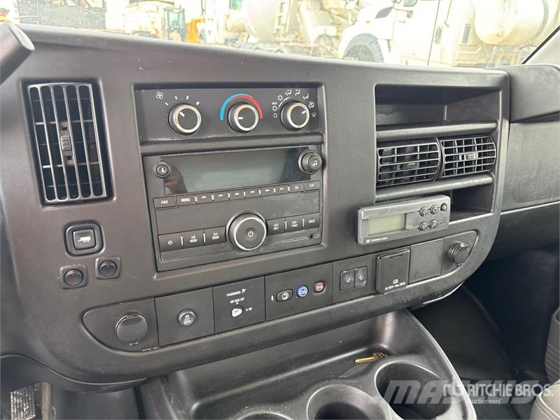 Chevrolet Express 3500 4x2 Refrigerated Van Truck Camion cassonati