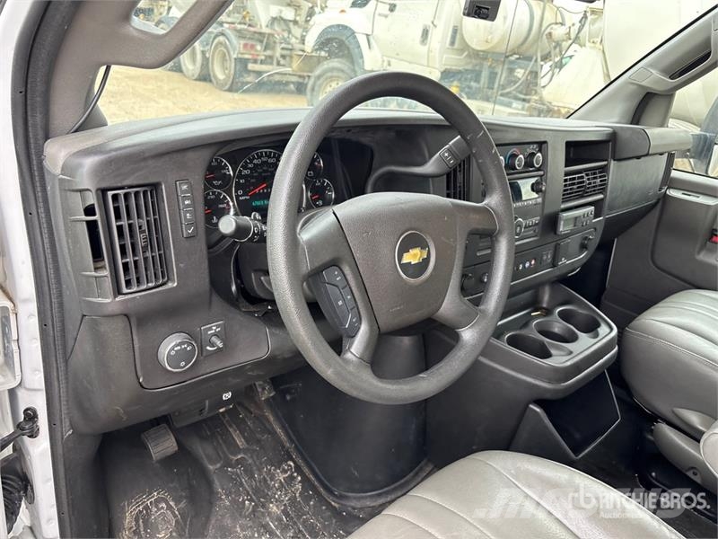 Chevrolet Express 3500 4x2 Refrigerated Van Truck Camion cassonati