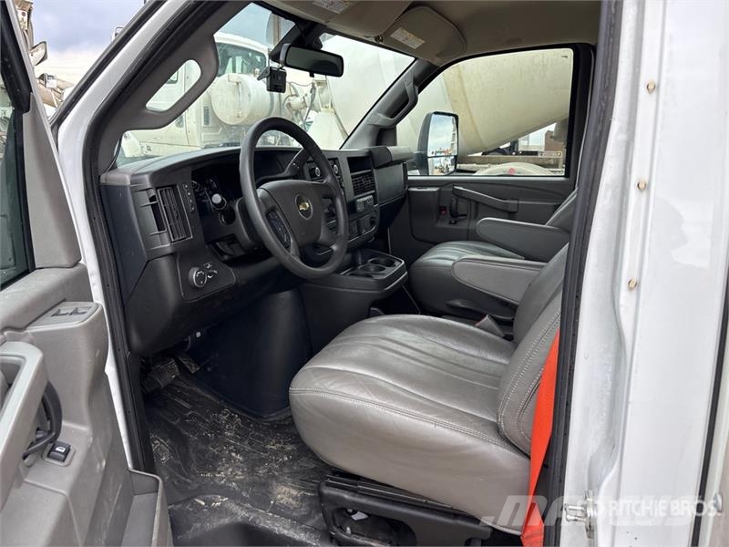 Chevrolet Express 3500 4x2 Refrigerated Van Truck Camion cassonati