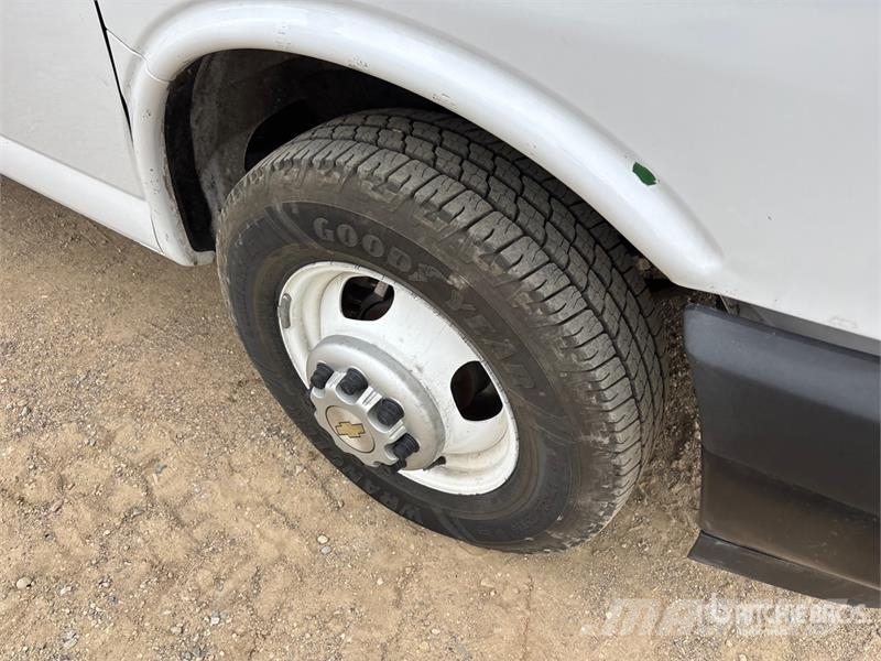 Chevrolet Express 3500 4x2 Refrigerated Van Truck Camion cassonati