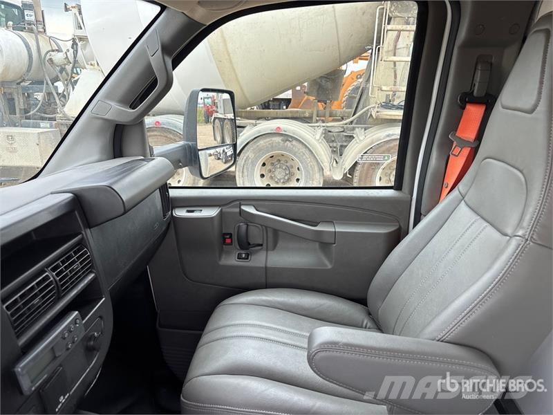 Chevrolet Express 3500 4x2 Refrigerated Van Truck Camion cassonati