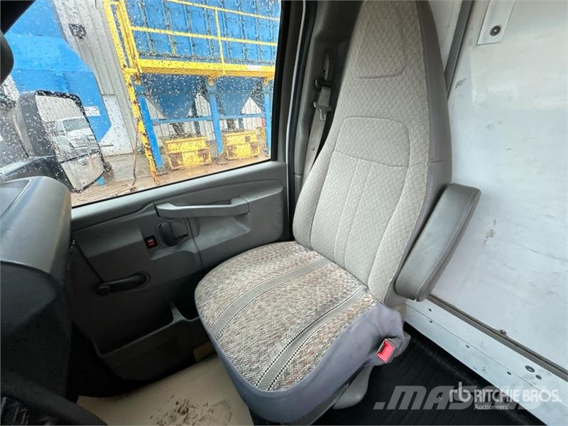 Chevrolet Express Cutaway 4x2 Moving Van Truck Camiões de caixa fechada