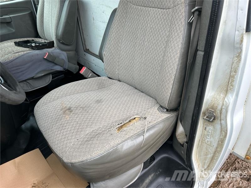 Chevrolet Express Cutaway 4x2 Moving Van Truck Camiões de caixa fechada