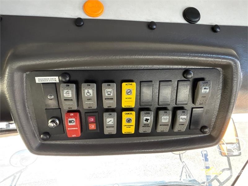 Chevrolet Express G4500 4x2 10-Seat School Bus 迷你巴士