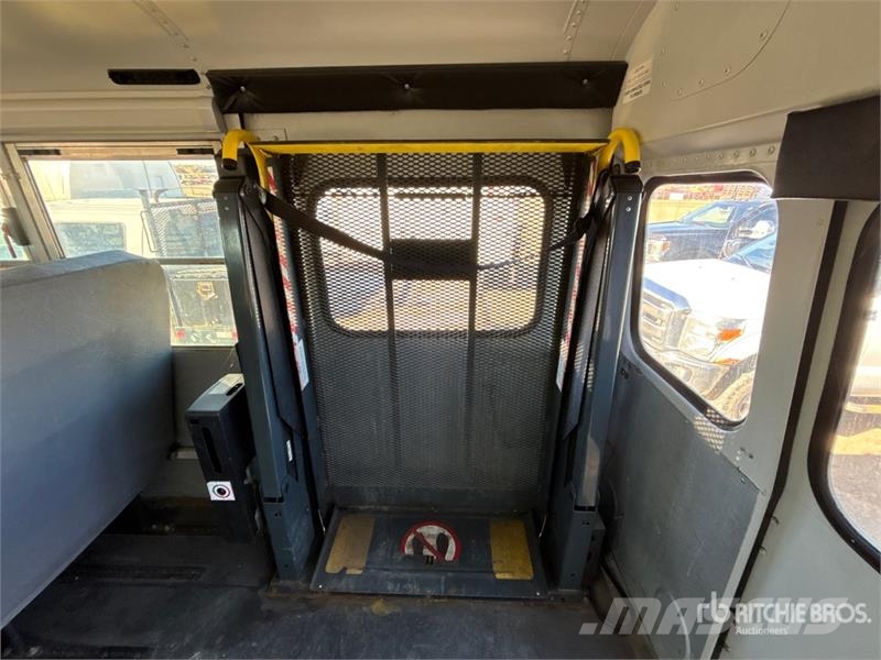 Chevrolet Express G4500 4x2 10-Seat School Bus 迷你巴士