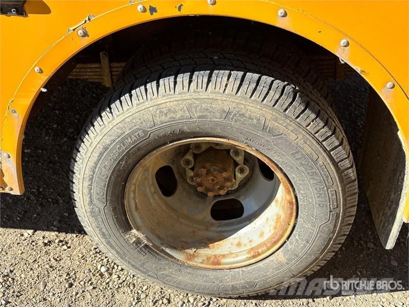 Chevrolet Express G4500 4x2 10-Seat School Bus 迷你巴士