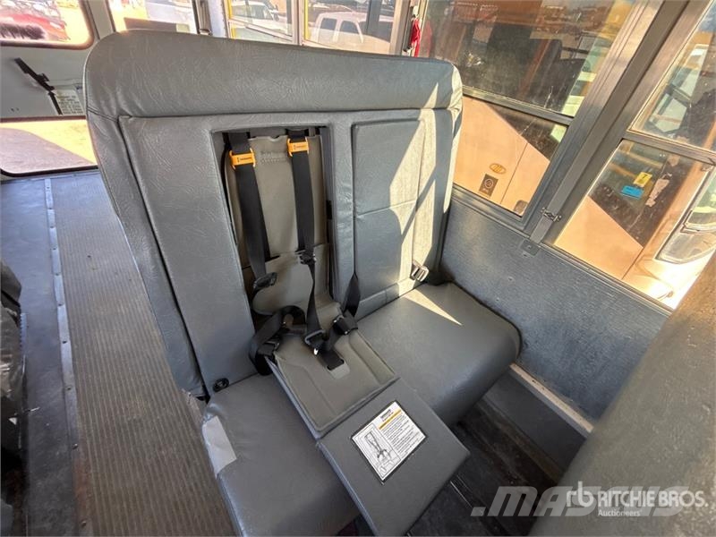 Chevrolet Express G4500 4x2 10-Seat School Bus 迷你巴士