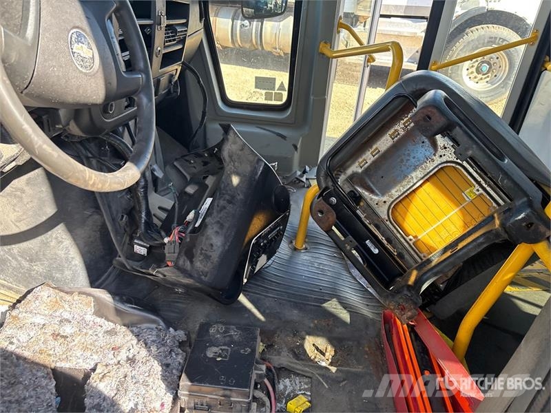 Chevrolet G4500 Express 4x2 21-Seat Mini Bus (Inoperable) Minibüsler