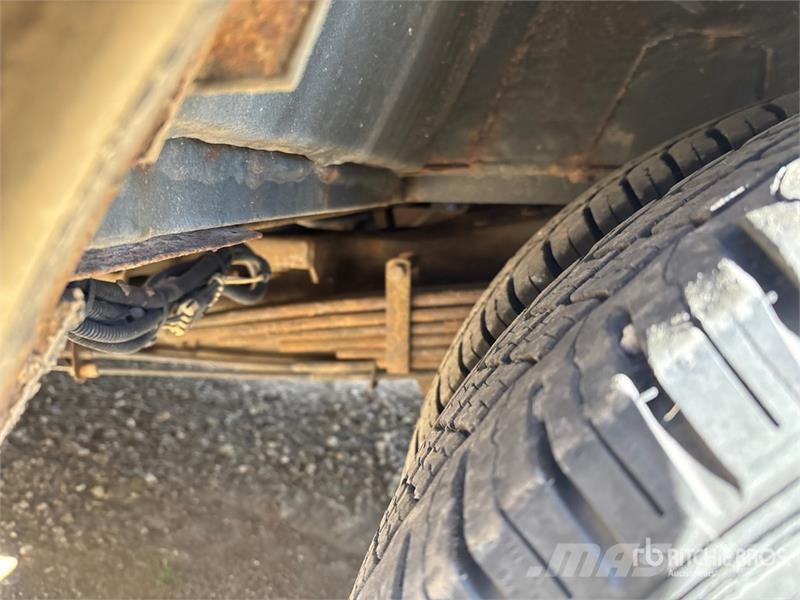 Chevrolet G4500 Express 4x2 21-Seat Mini Bus (Inoperable) Minibüsler