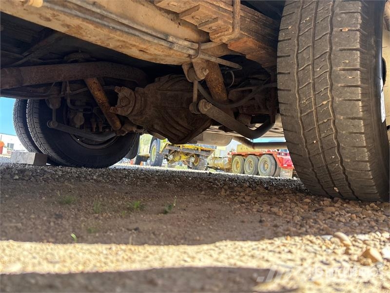 Chevrolet G4500 Express 4x2 21-Seat Mini Bus (Inoperable) Minibüsler