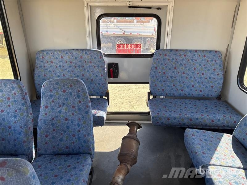 Chevrolet G4500 Express 4x2 21-Seat Mini Bus (Inoperable) Minibüsler
