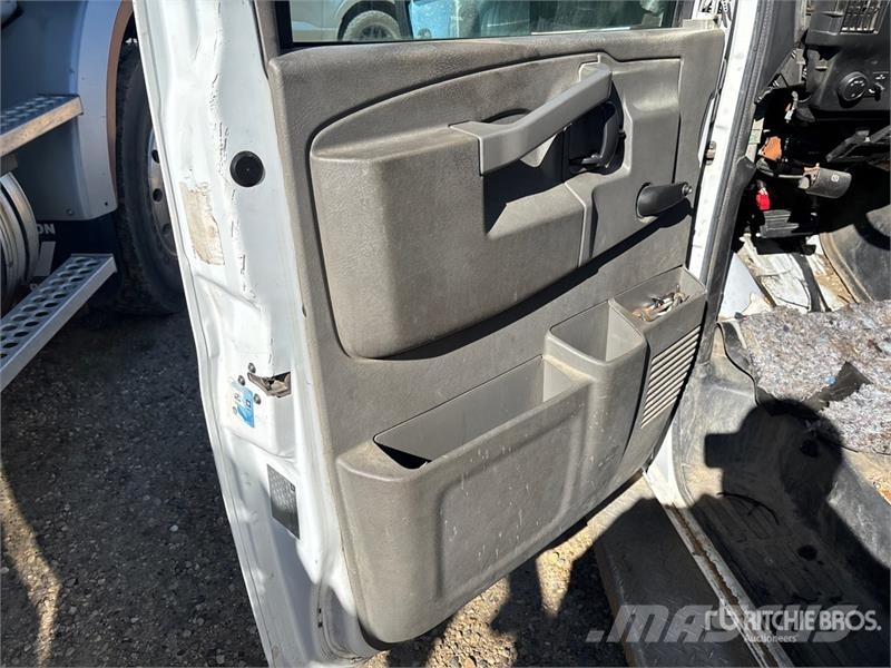 Chevrolet G4500 Express 4x2 21-Seat Mini Bus (Inoperable) Minibüsler