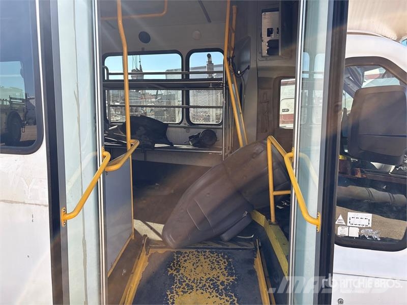 Chevrolet G4500 Express 4x2 21-Seat Mini Bus (Inoperable) Minibüsler