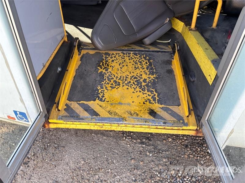 Chevrolet G4500 Express 4x2 21-Seat Mini Bus (Inoperable) Minibüsler