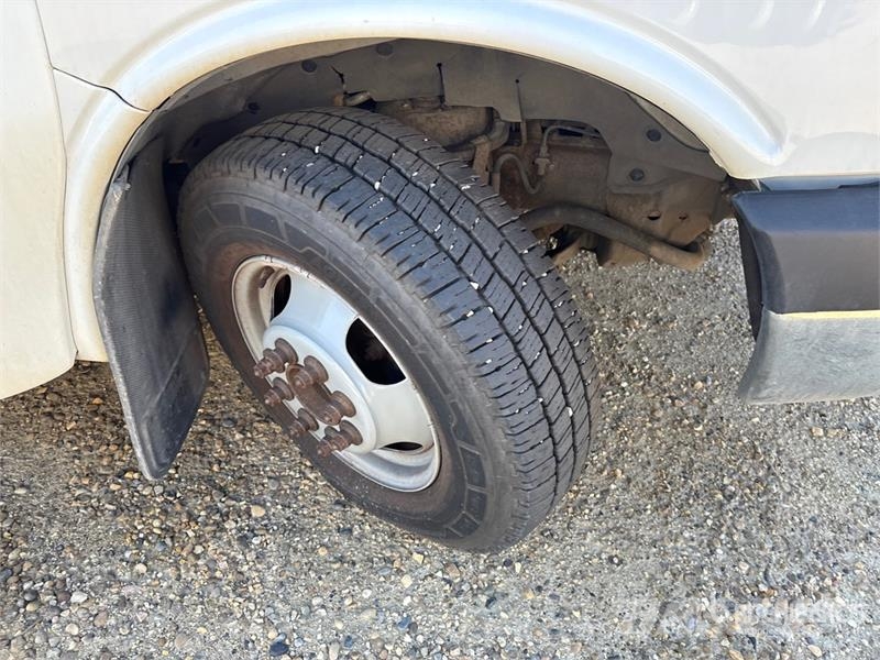 Chevrolet G4500 Express 4x2 21-Seat Mini Bus (Inoperable) Minibüsler