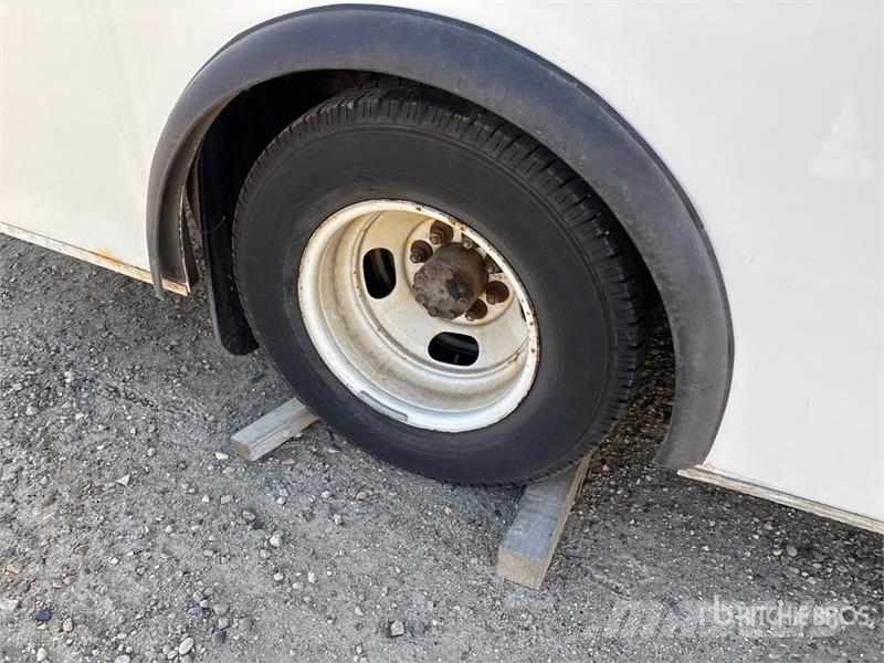 Chevrolet G4500 Express 4x2 21-Seat Mini Bus (Inoperable) Minibüsler