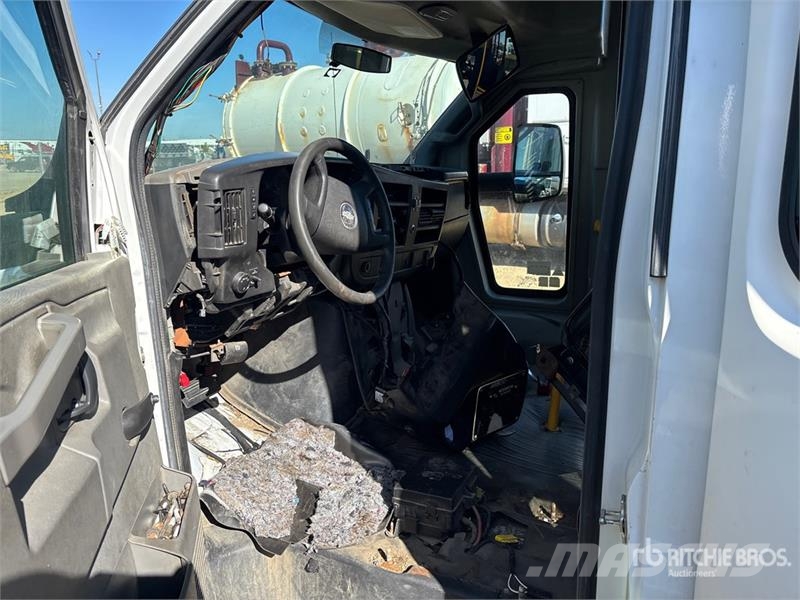 Chevrolet G4500 Express 4x2 21-Seat Mini Bus (Inoperable) Minibüsler