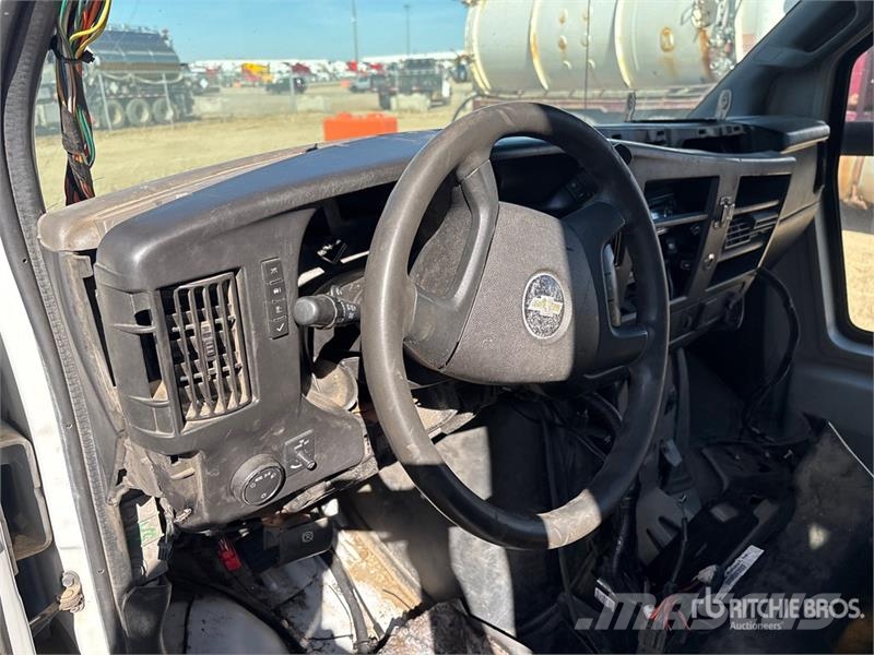 Chevrolet G4500 Express 4x2 21-Seat Mini Bus (Inoperable) Minibüsler