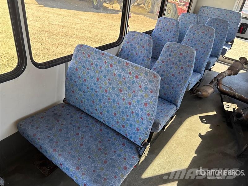 Chevrolet G4500 Express 4x2 21-Seat Mini Bus (Inoperable) Minibüsler
