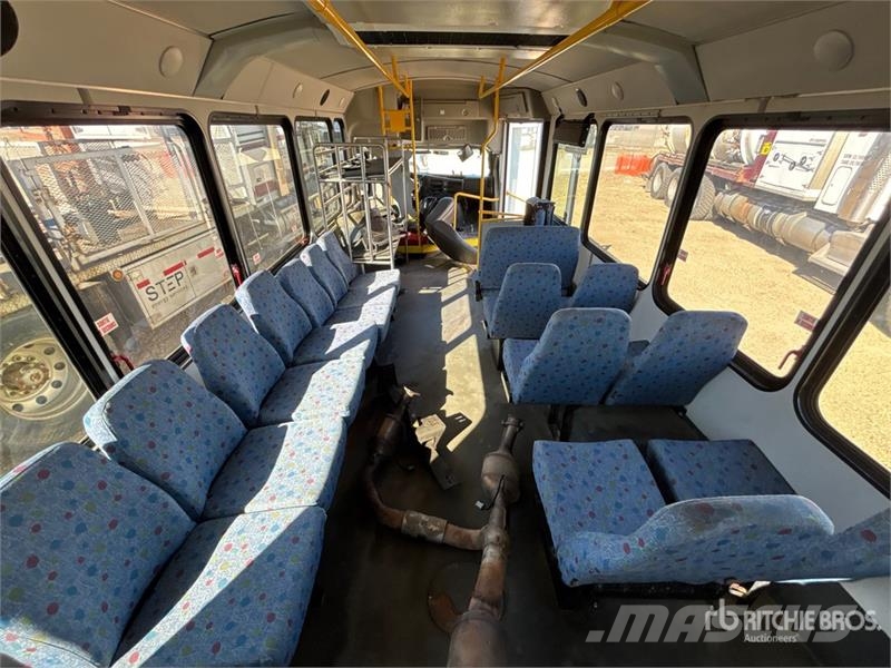 Chevrolet G4500 Express 4x2 21-Seat Mini Bus (Inoperable) Minibüsler
