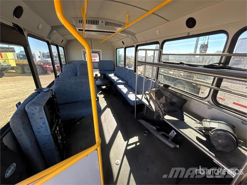 Chevrolet G4500 Express 4x2 21-Seat Mini Bus (Inoperable) Minibüsler