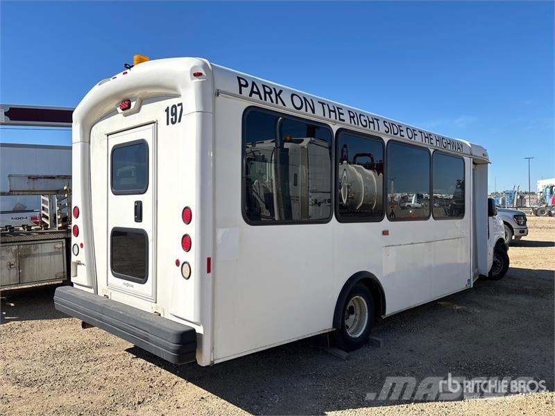 Chevrolet G4500 Express 4x2 21-Seat Mini Bus (Inoperable) Minibüsler