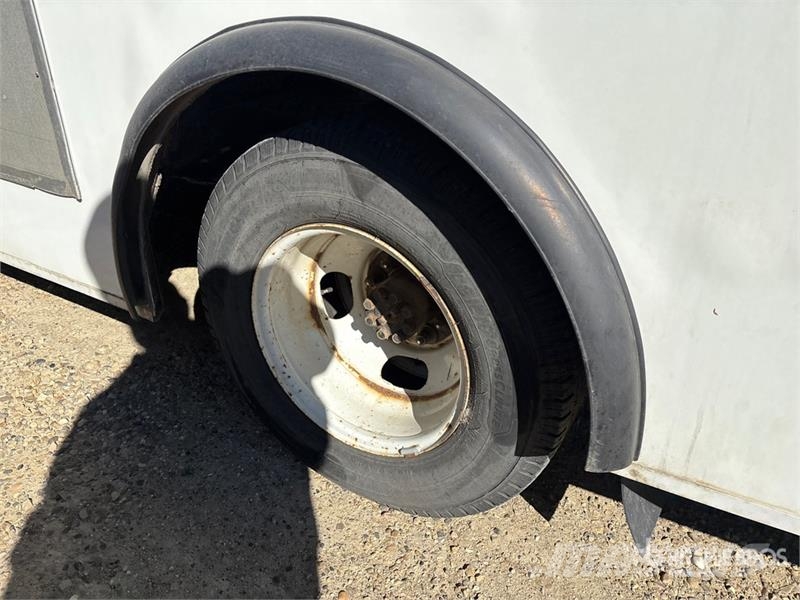 Chevrolet G4500 Express 4x2 21-Seat Mini Bus (Inoperable) Minibüsler