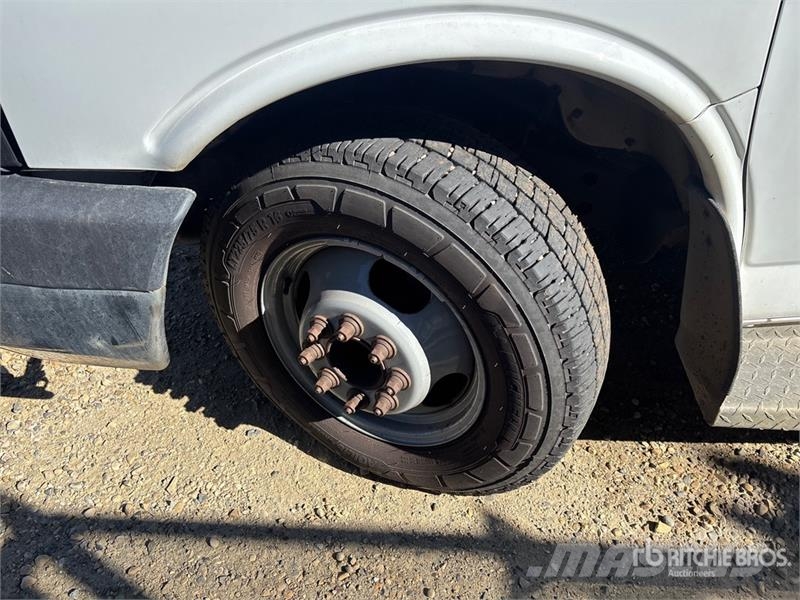 Chevrolet G4500 Express 4x2 21-Seat Mini Bus (Inoperable) Minibüsler