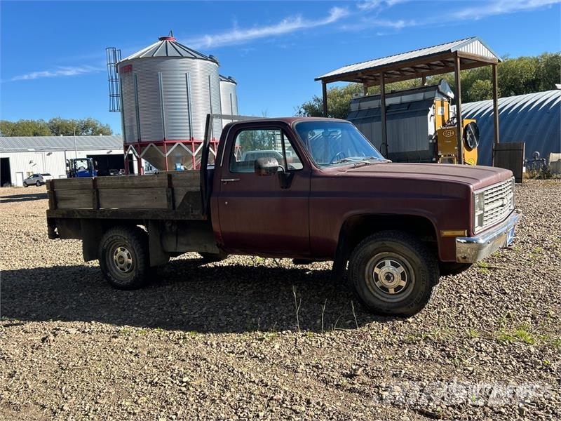 Chevrolet K20 4x4 Flatbed Truck Ciężarówki typu Platforma / Skrzynia