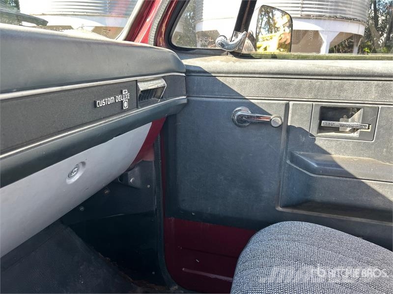 Chevrolet K20 4x4 Flatbed Truck Ciężarówki typu Platforma / Skrzynia