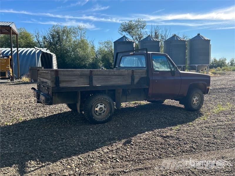 Chevrolet K20 4x4 Flatbed Truck Ciężarówki typu Platforma / Skrzynia