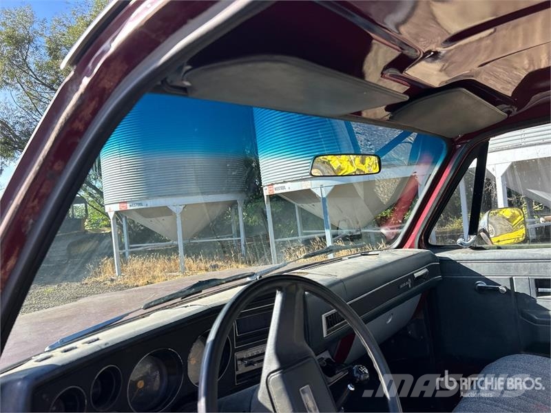 Chevrolet K20 4x4 Flatbed Truck Ciężarówki typu Platforma / Skrzynia