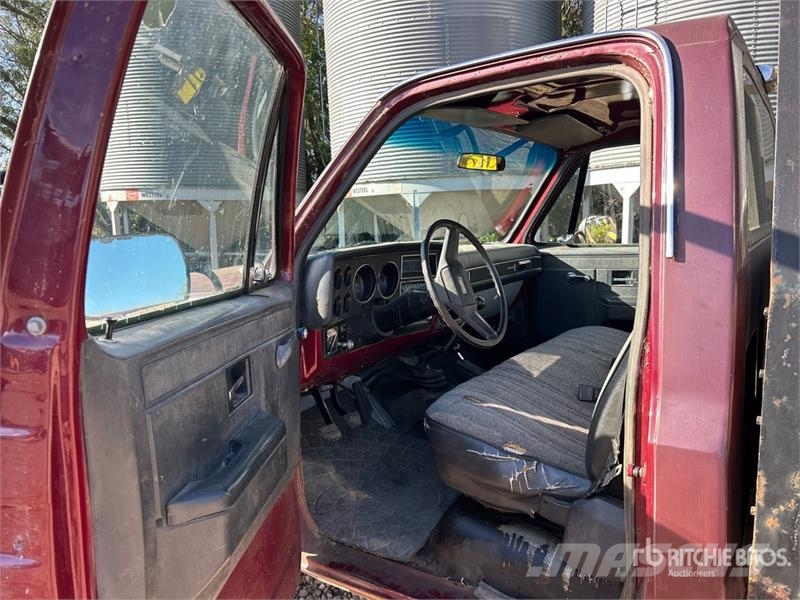 Chevrolet K20 4x4 Flatbed Truck Ciężarówki typu Platforma / Skrzynia