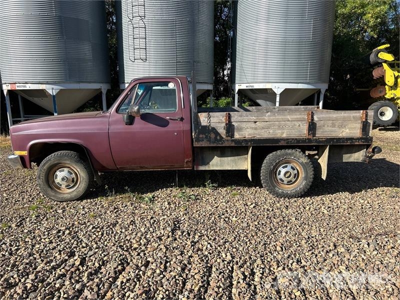 Chevrolet K20 4x4 Flatbed Truck Ciężarówki typu Platforma / Skrzynia