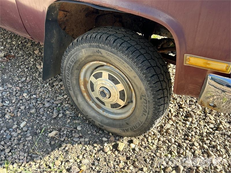 Chevrolet K20 4x4 Flatbed Truck Ciężarówki typu Platforma / Skrzynia